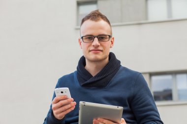 Şık adam tablet ve cep telefonu