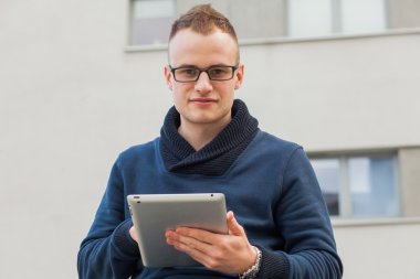 Genç adam sokakta tablet pc ile