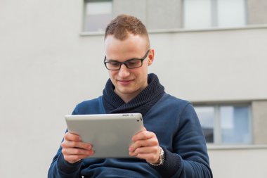 Genç adam sokakta tablet pc ile
