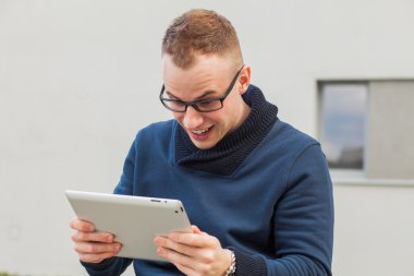 Genç adam sokakta tablet pc ile