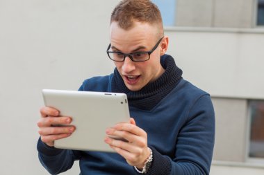 Genç adam sokakta tablet pc ile