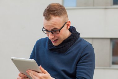 Genç adam sokakta tablet pc ile