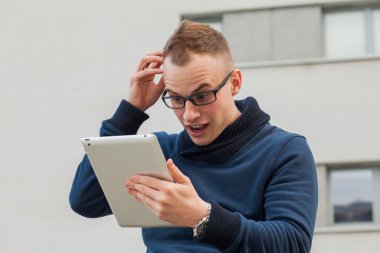 Genç adam sokakta tablet pc ile