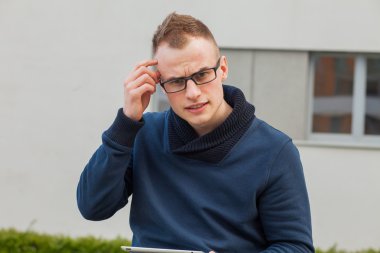 Tablet pc açık havada ile genç adam