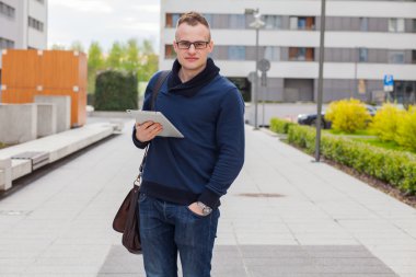 Genç adam sokakta tablet pc ile
