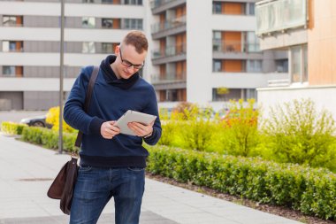 Genç adam sokakta tablet pc ile