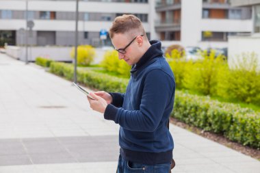 Genç adam sokakta tablet pc ile