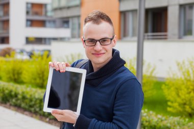 Genç adam sokakta tablet pc ile