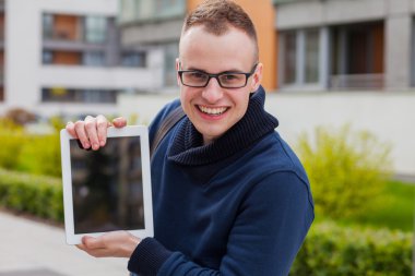 Genç adam sokakta tablet pc ile