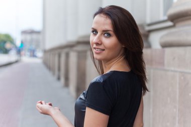 Kız sokak şehir yürüyüş