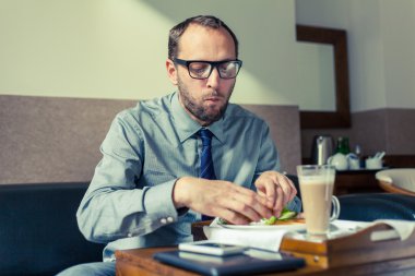 Evde kahvaltı işadamı