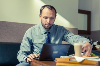 Evde kahvaltı işadamı