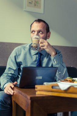 İşadamı kahve otelde içecekler.