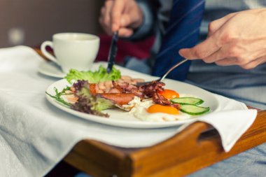 Evde kahvaltı işadamı