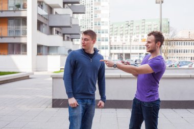 Erkek turist talimatı adamdan sorar.