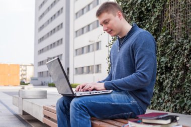 Öğrenci dizüstü bankta kullanma