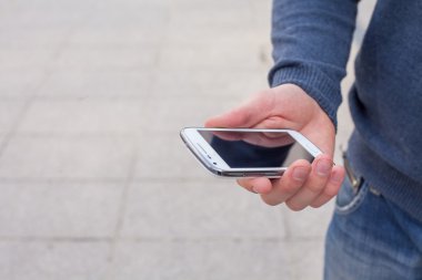 Cep telefonu kullanan adam .