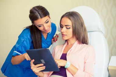 Tablet kuaförlük salonda kadınla