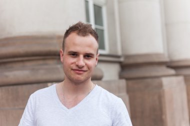 Beyaz t-shirt yakışıklı genç adam