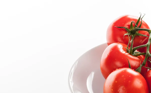 Tomates vermelhos frescos com gotas de água — Fotografia de Stock