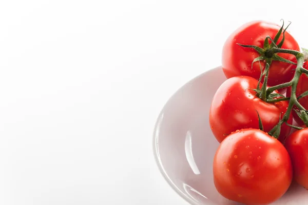 Tomates vermelhos frescos com gotas de água — Fotografia de Stock