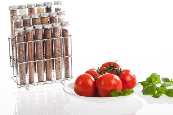 Tomates vermelhos e especiarias moídas em garrafas — Fotografia de Stock