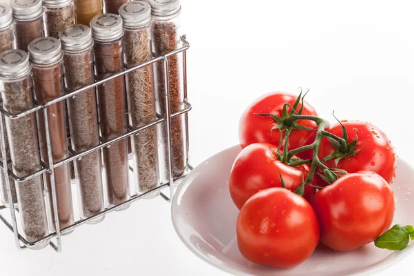 Tomates vermelhos e especiarias moídas em garrafas — Fotografia de Stock