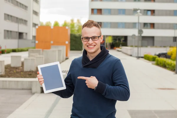 Mladý muž s tablet pc na ulici — Stock fotografie