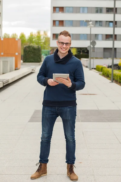 Genç adam sokakta tablet pc ile