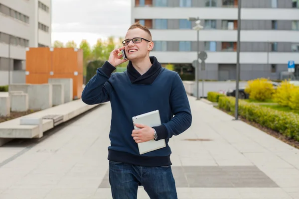 Homme élégant avec tablette et téléphone portable — Photo