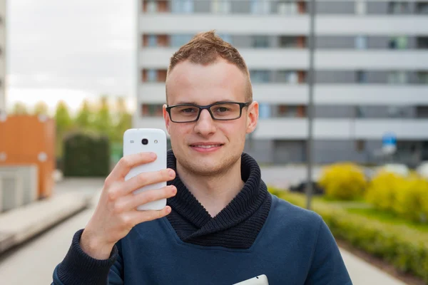 Snygg man med tablett och mobiltelefon — Stockfoto