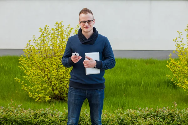 Stijlvolle man met Tablet PC- en mobiele telefoon — Stockfoto