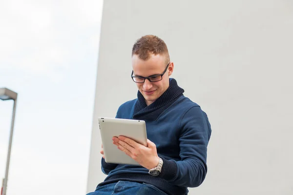 Mladý muž s tablet pc venku — Stock fotografie