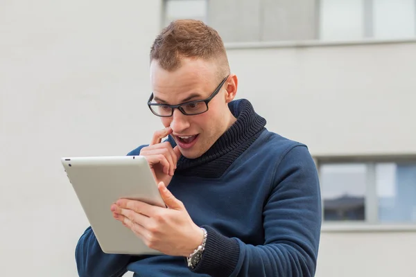 Mladý muž s tablet pc na ulici — Stock fotografie