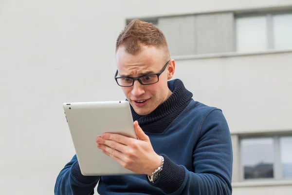 Jonge man met tablet pc op straat — Stockfoto