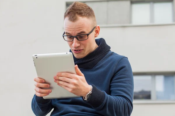 Jonge man met tablet pc op straat — Stockfoto