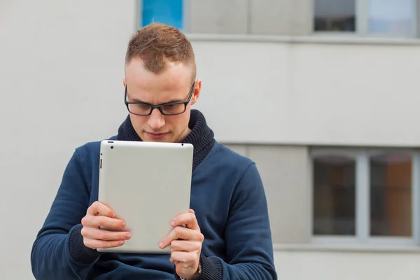 Homem com emoção negativa usando tablet pc — Fotografia de Stock