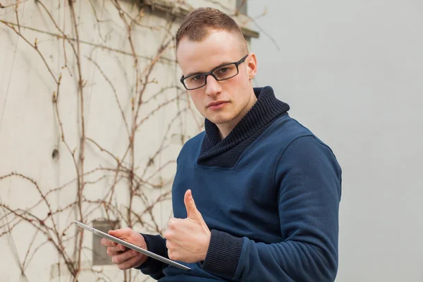 Człowiek z komputera typu tablet i wyświetlane kciuka — Zdjęcie stockowe