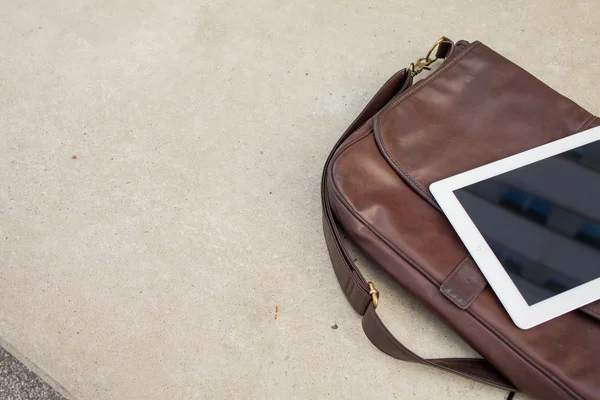 Tablet-PC auf einer modischen Tasche — Stockfoto