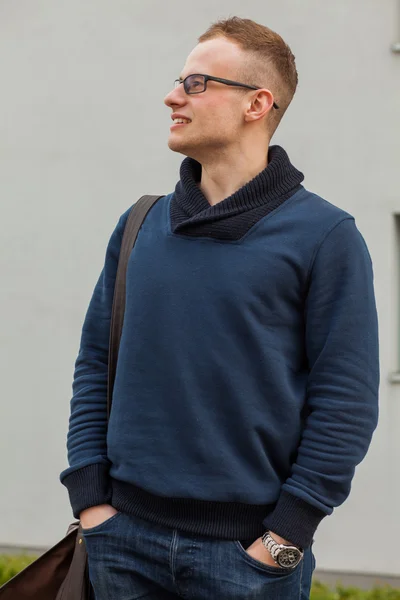 Молодий стильний чоловік на сірому фоні — стокове фото