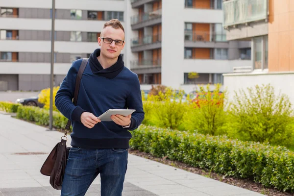 Jonge man met tablet pc op straat — Stockfoto