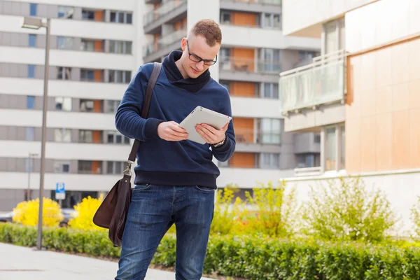 Jonge man met tablet pc op straat — Stockfoto