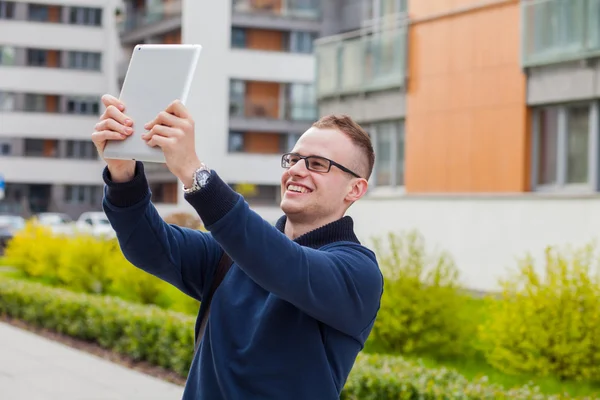 Genç adam sokakta tablet pc ile — Stok fotoğraf