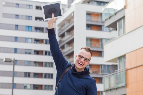 Hombre joven con tableta PC en la calle —  Fotos de Stock