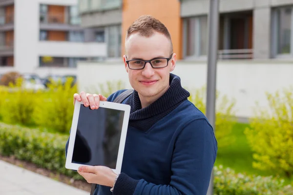 Mladý muž s tablet pc na ulici — Stock fotografie