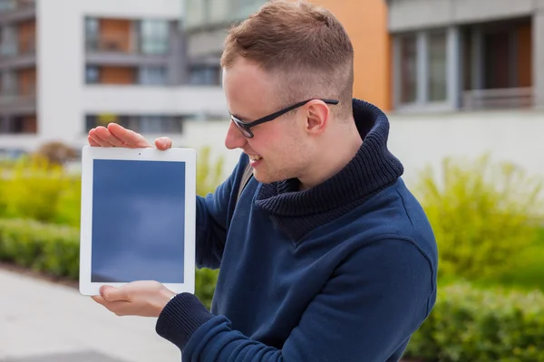 Genç adam sokakta tablet pc ile — Stok fotoğraf