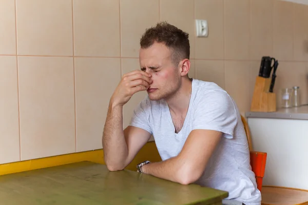 Mann sitzt in der Küche — Stockfoto