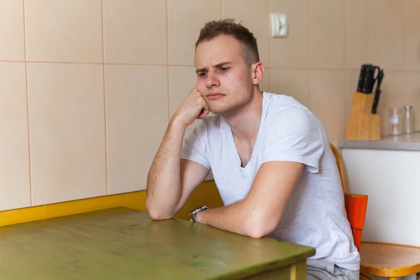 Mann sitzt in der Küche — Stockfoto