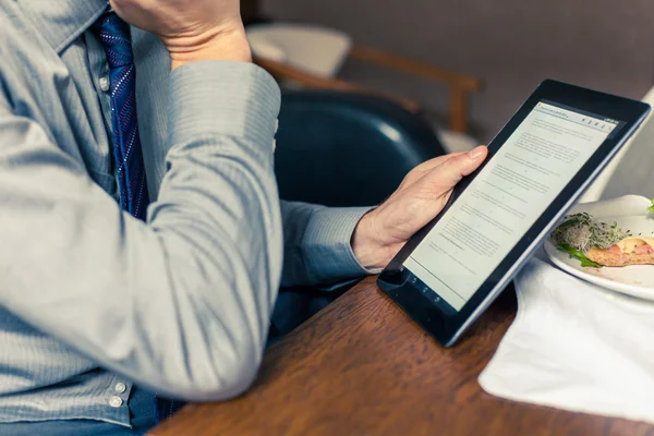 Zakenman werken op Tablet PC tijdens het ontbijt — Stockfoto