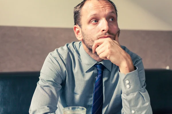 Gestresster Geschäftsmann bekommt Kopfschmerzen — Stockfoto